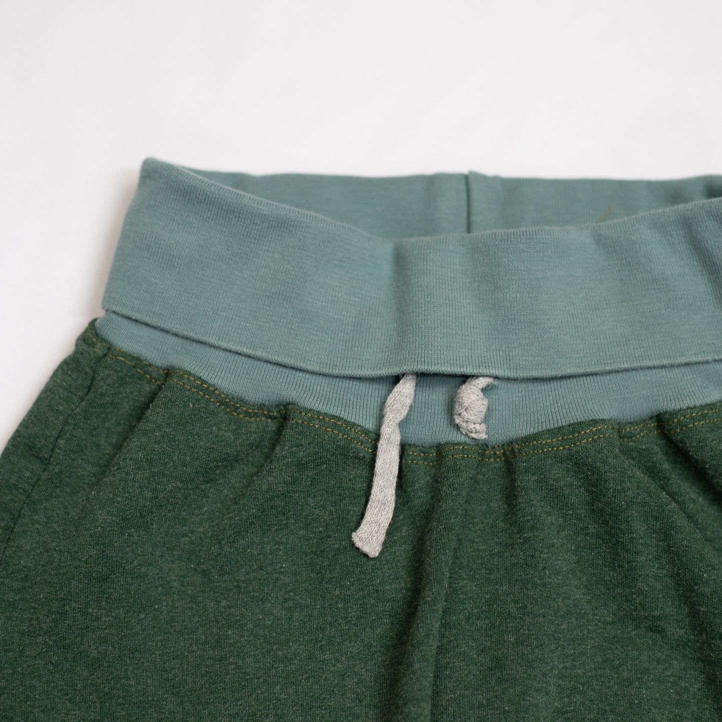 Tweedehands Shorts Donkergroen 86-98